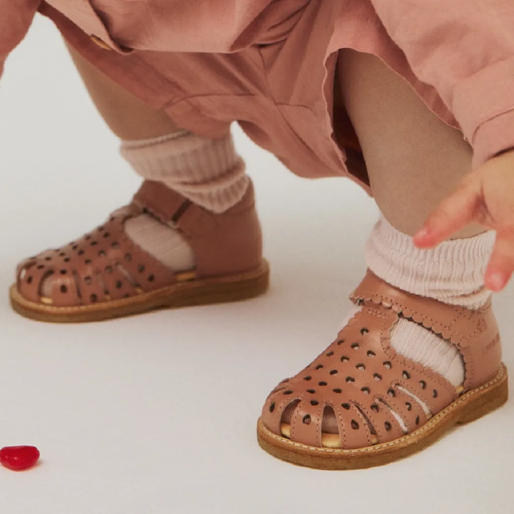 Begynder Sandal Med Mini-hjerter Og Velcrolukning