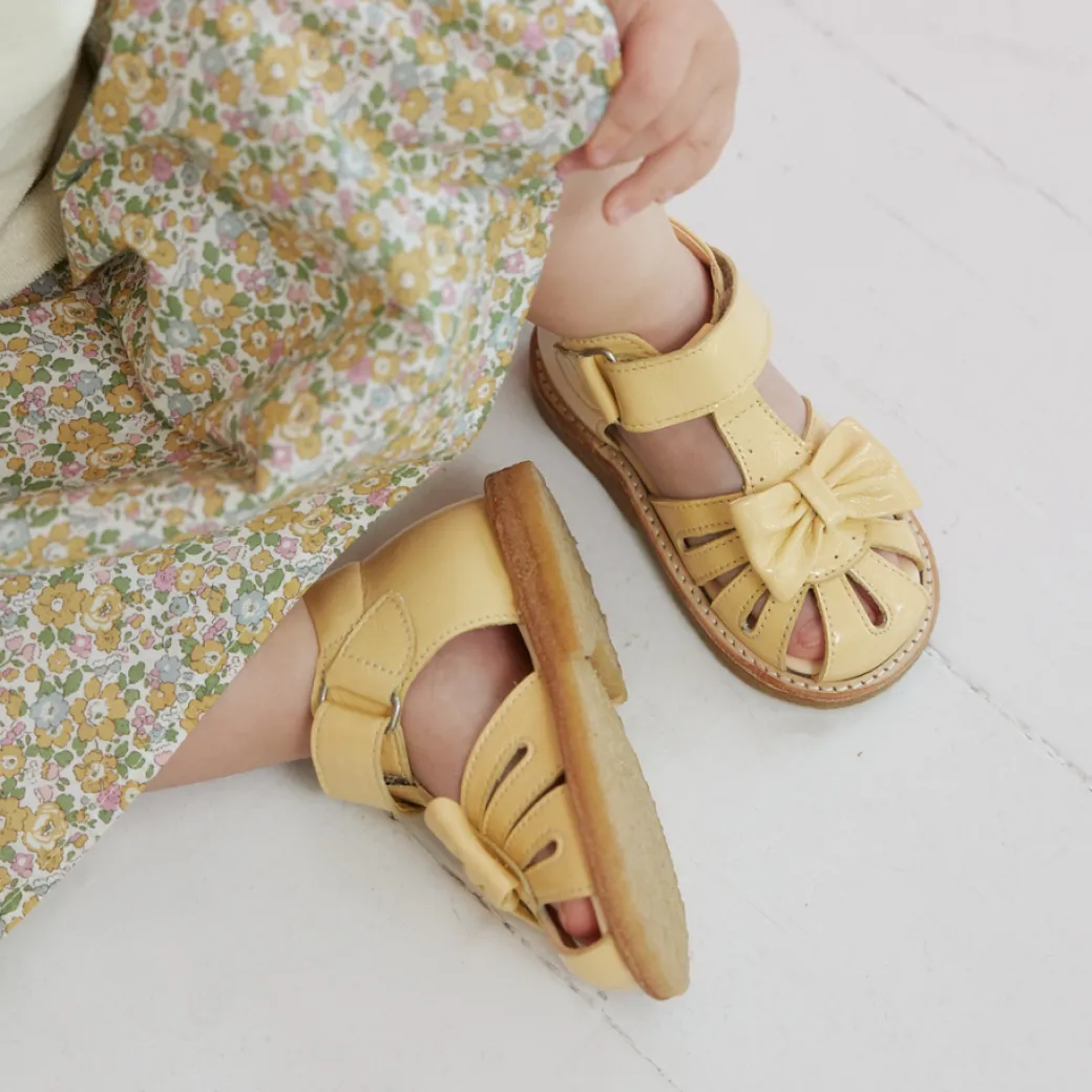 Begynder Sandal Med Sløjfe Og Velcro Lukning