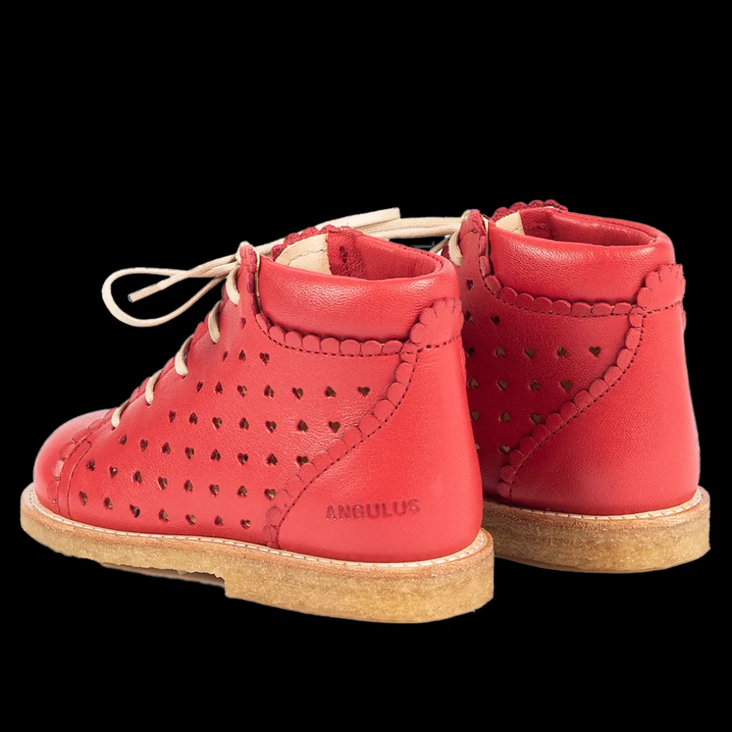 Snøresko Med Perforerede Hjerter